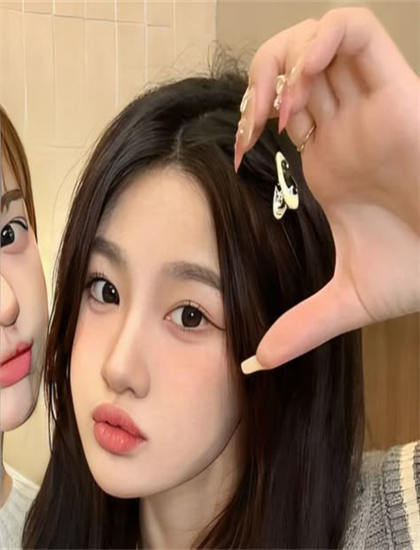 《花间一倾城》电影与电视剧比较：媒介差异与叙事特点